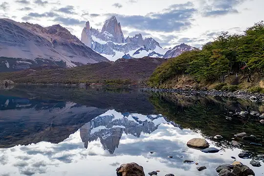 Vista del macizo del Fitz Roy reflejado en la Laguna Capri