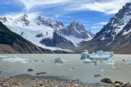 Vista panorámica del cordón Adela y Torre desde la Laguna Torre