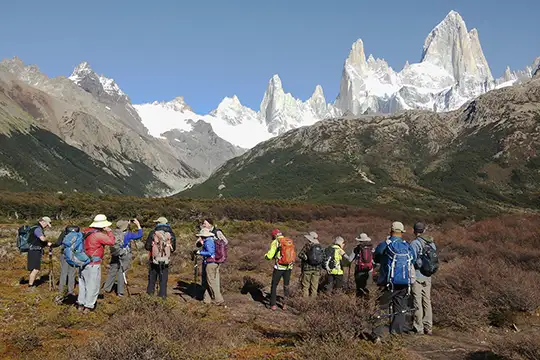 Panorámica del valle del río De las Vueltas, el pueblo de El Chaltén y los andes australes