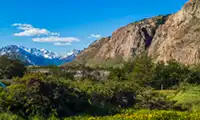 Vista del Valle del río De las Vueltas desde el jardín de cabañas Eolia en El Chaltén.