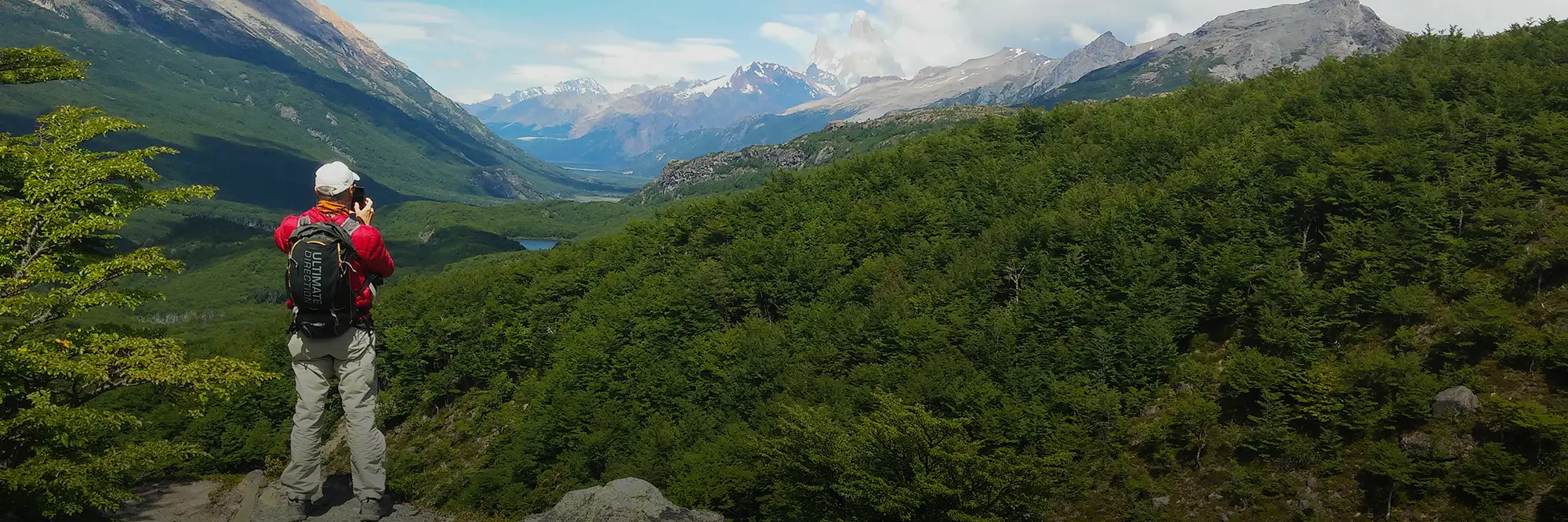 Excursionista sacando una fotografía en el valle del Lago del Desierto.