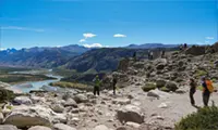 Excursionistas en el Mirador del valle del Río De las Vueltas.